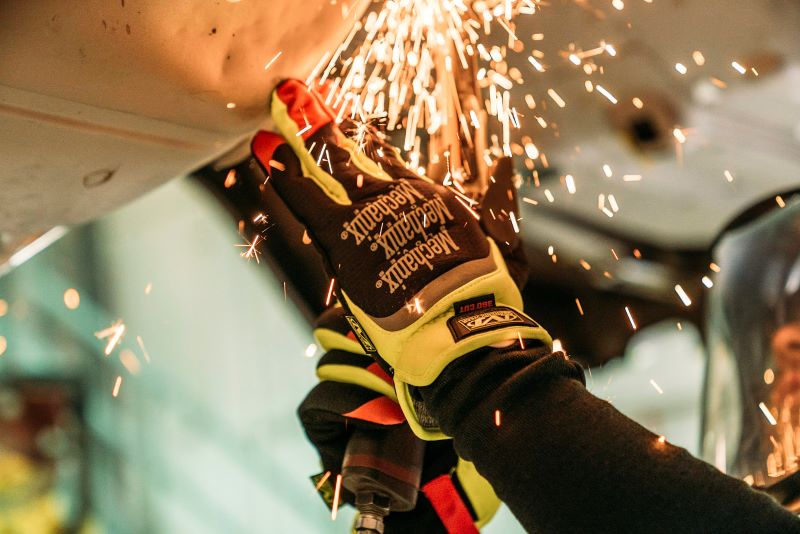 Image of worker using the Mechanix Wear Hi-viz Fastfit D4-360 gloves.